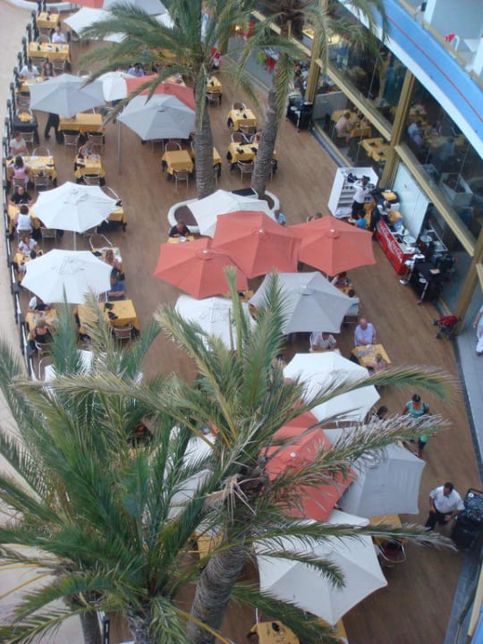 Blick vom Zimmer auf Aussenbereich des Restaurants Mediterranean Palace Hotel