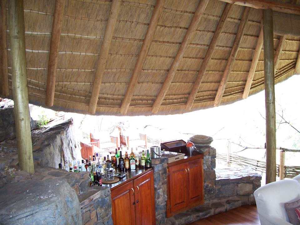 Bar-Theke im Aufenthaltsbereich Buffalo Ridge Safari Lodge