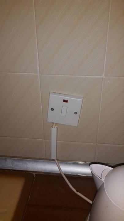 Unsaubere Verarbeitung (Strom!) Riverside Garden Resort