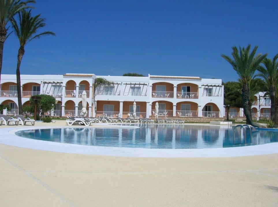 Blick vom Pool auf die Zimmer Destino Pacha Ibiza Resort - Adults only