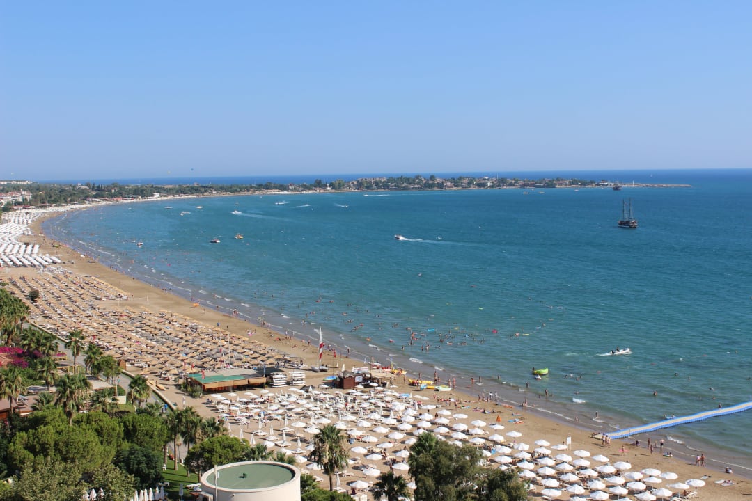 Ausblick vom Zimmer auf den (Hotel)-Strand Melas Resort Hotel