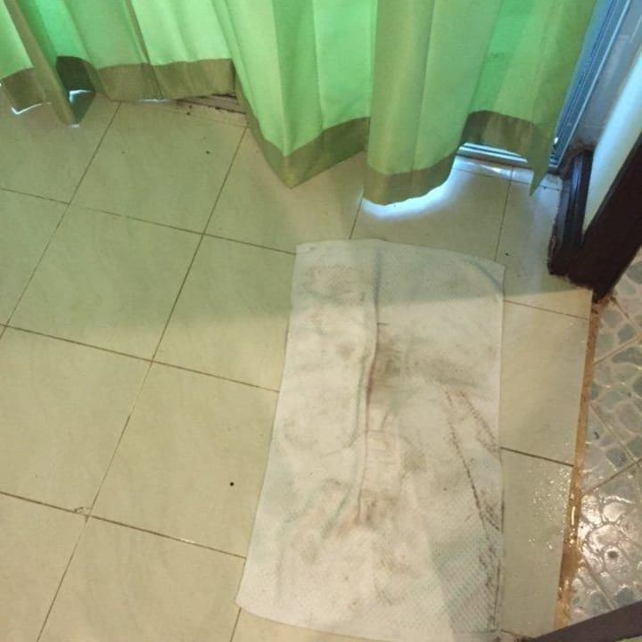 Dreckige Duschableger vor Duschraum Fair House Villas & Spa