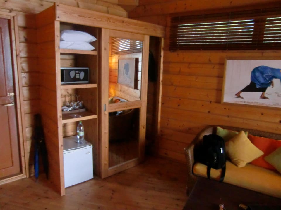 Schrank mit Minibar & Sfe Meeru Maldives Resort Island
