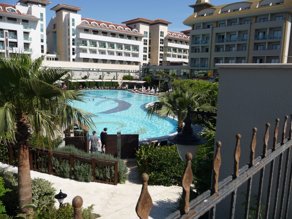 Poolanlage vom Zimmer aus Hane Family Resort