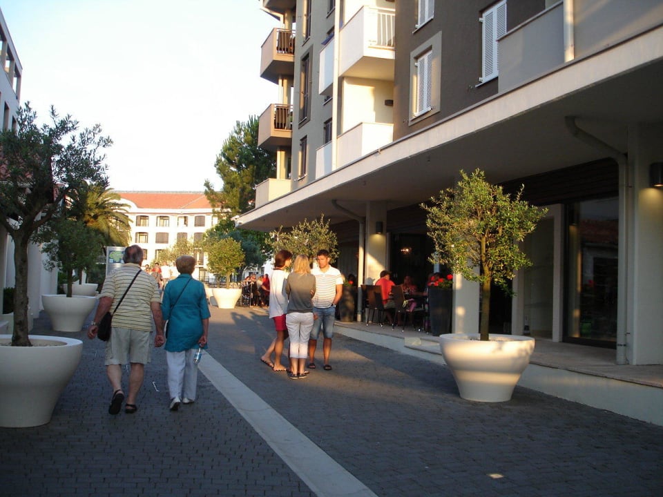 Einkaufsmeile Park Plaza Verudela Pula