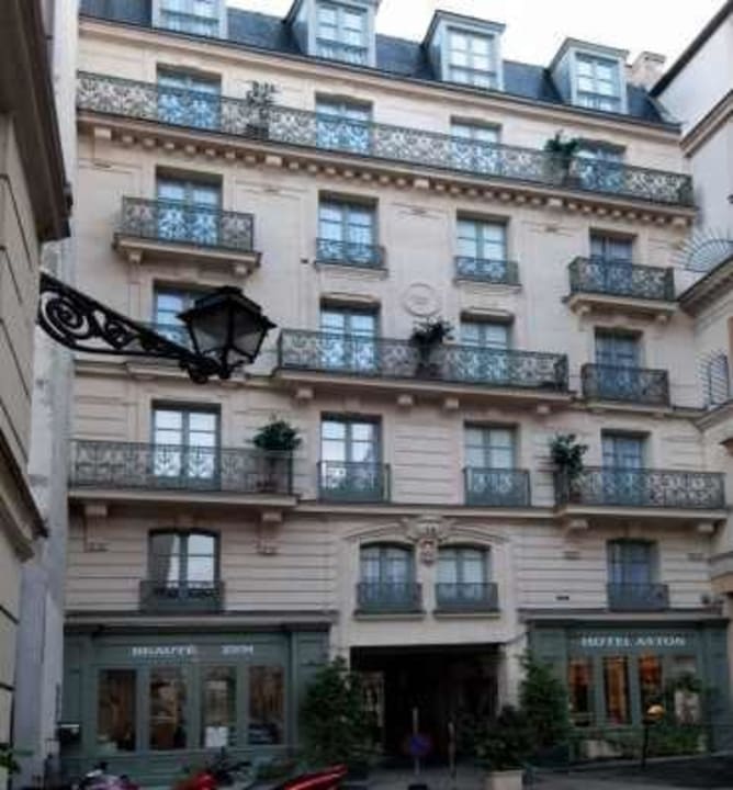 Building Hotel Aston