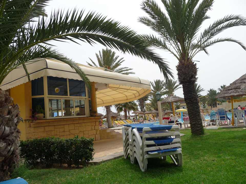 Blick auf den Pool und an die kleine Bar Houda Golf & Beach Club