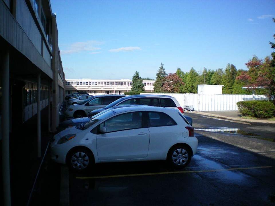 Innenhof und Parkplatz Hotel Days Inn Hicksville Long Island