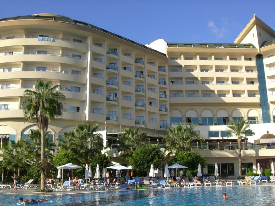 Hotelrückansicht am Pool Saphir Resort & Spa