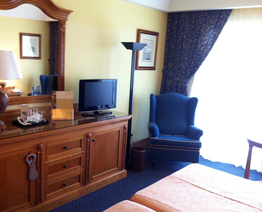 Kommode mit Minibar und TV Hotel Riu Palace Maspalomas Adults Only