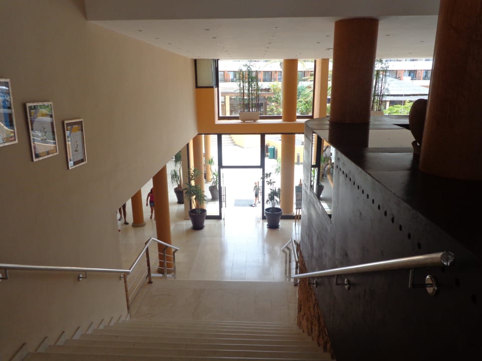 Treppe von der Lobby zum Außenbereich Iberostar Waves Playa Gaviotas