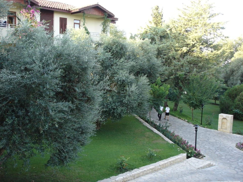 Die Wege laden zum Spaziergang ein Melas Holiday Village