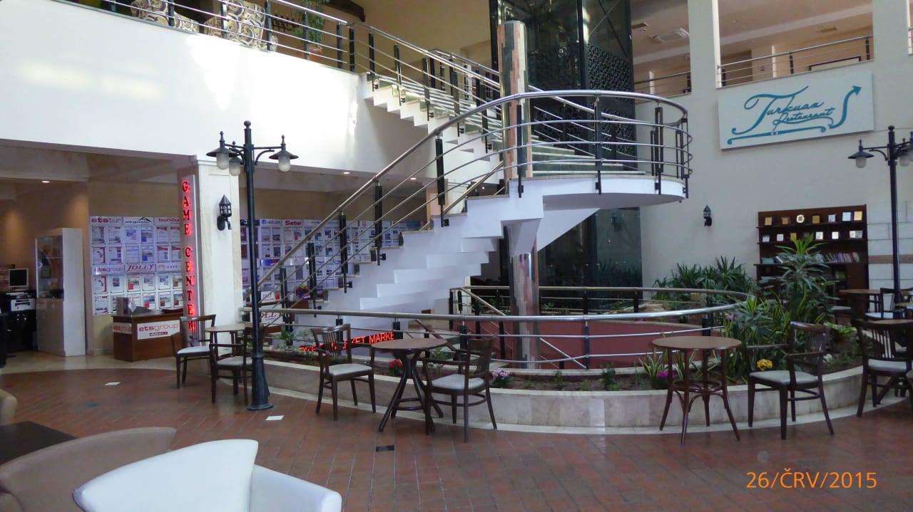 Část lobby - v suterenu jeden z hotelových krámů Salamis Bay Conti Resort Hotel & Casino