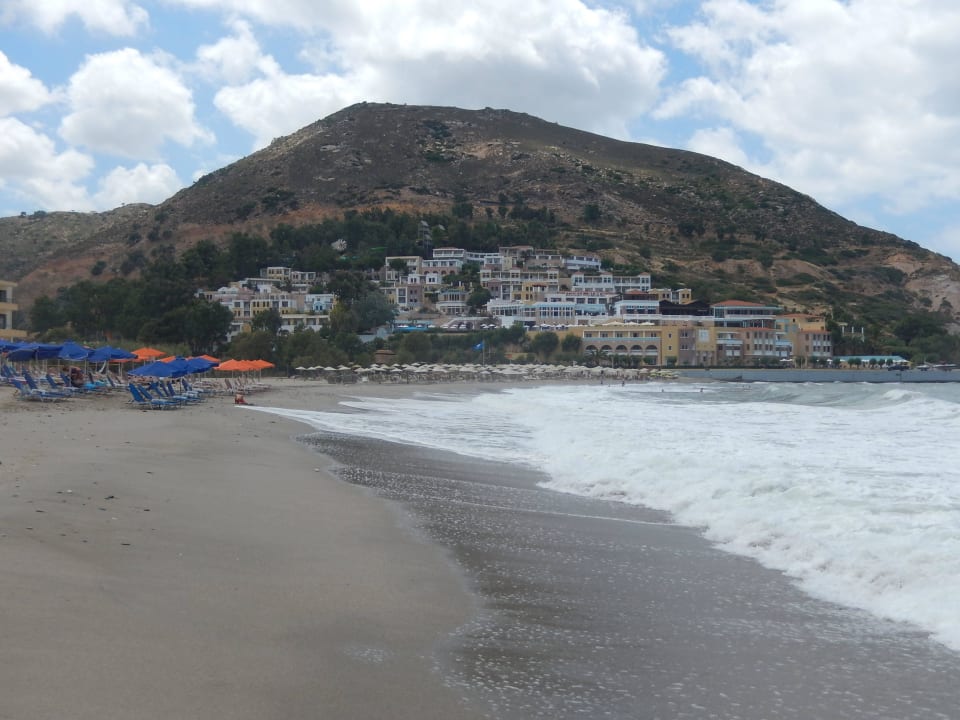 Blick von der Bucht auf die Anlage Fodele Beach & Water Park Holiday Resort