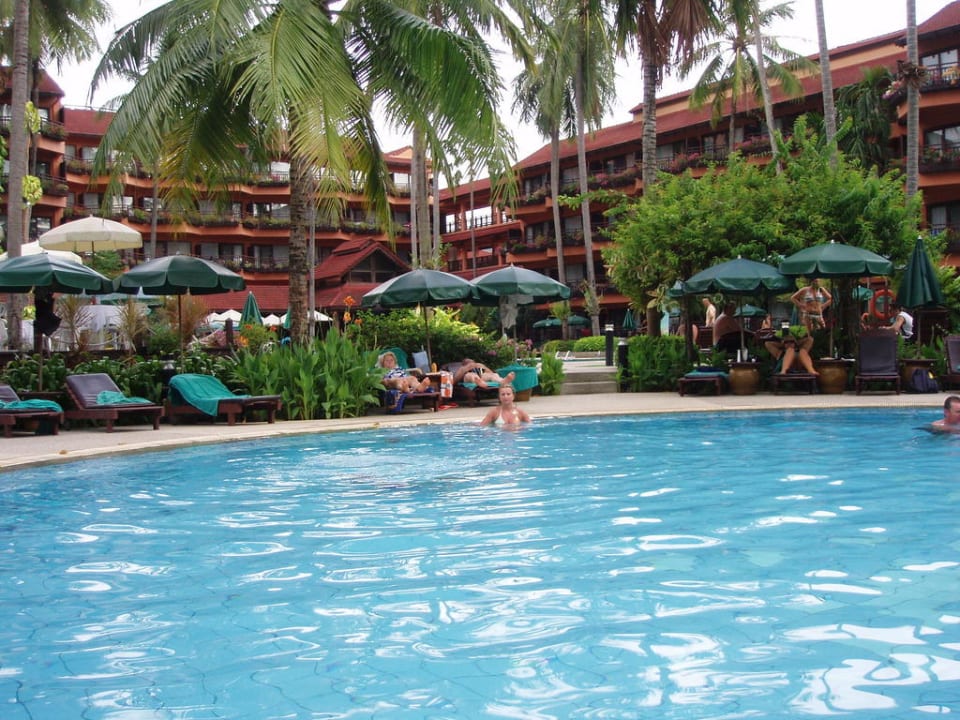 Jeden z trzech basenów Courtyard by Marriott Phuket, Patong Beach Resort