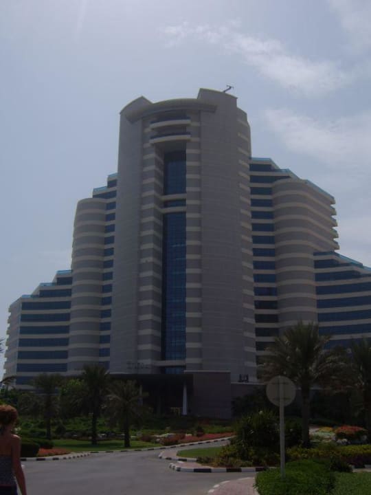 Hotel von vorne Hotel Le Meridien Al Aqah Beach Resort