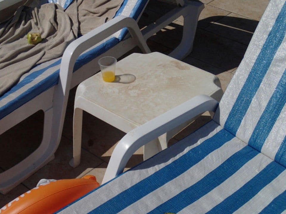 Te stoliki nie były myte przez obsługę Sunrise Beach Side