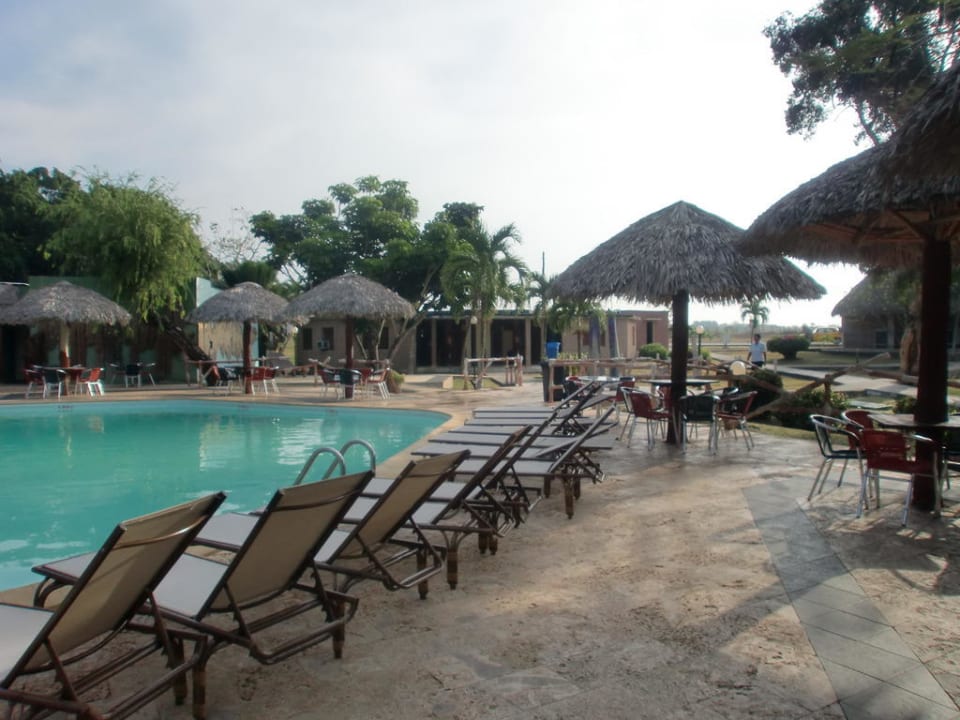 Poolanlage am Morgen Hotel Los Caneyes