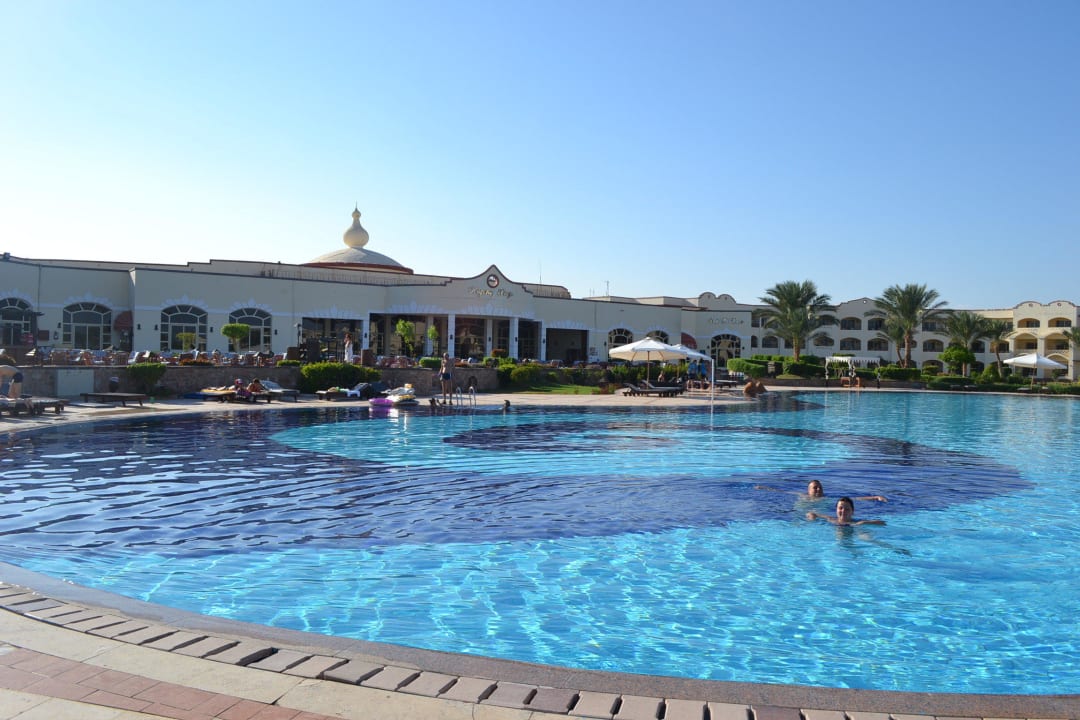 Basen koło restauracji  Regency Plaza Aqua Park & Spa