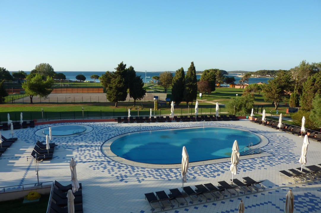 Blick vom Zimmer auf den Pool TUI BLUE Medulin