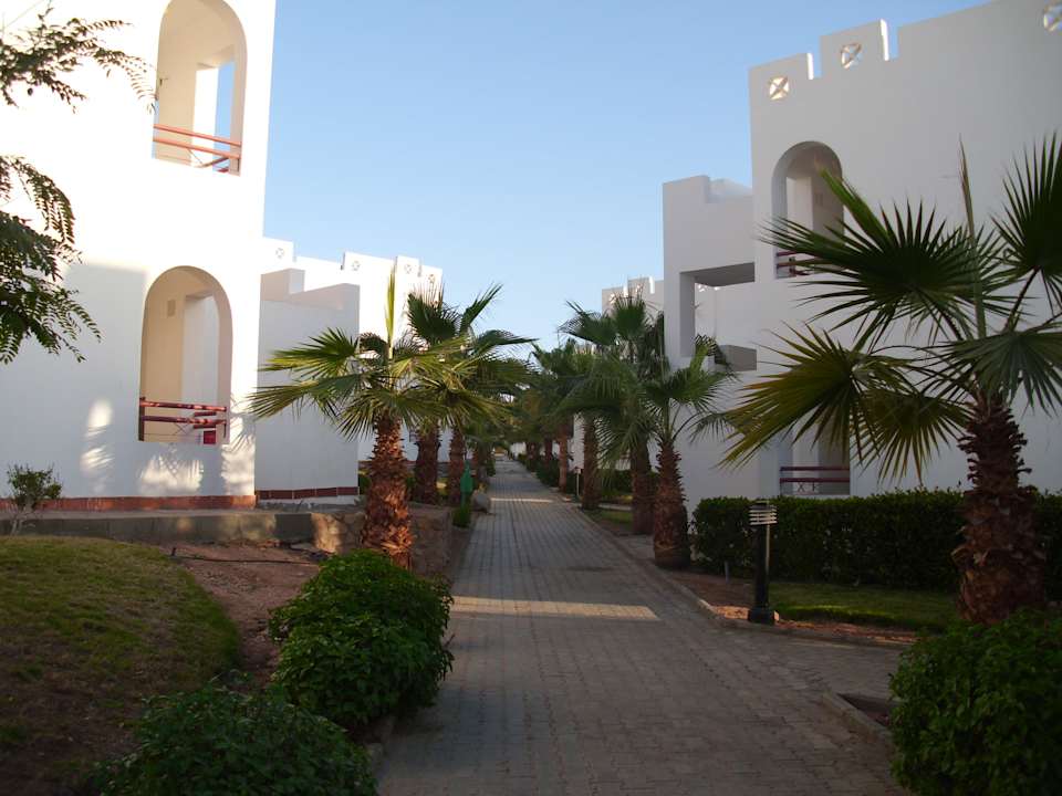 Weg zum Strand und Zimmer Happy Life Village