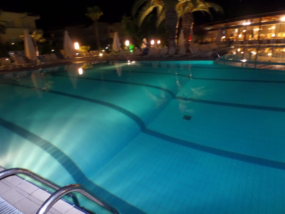 Pool bei Nacht alltoura Club Hotel Poseidon Palace