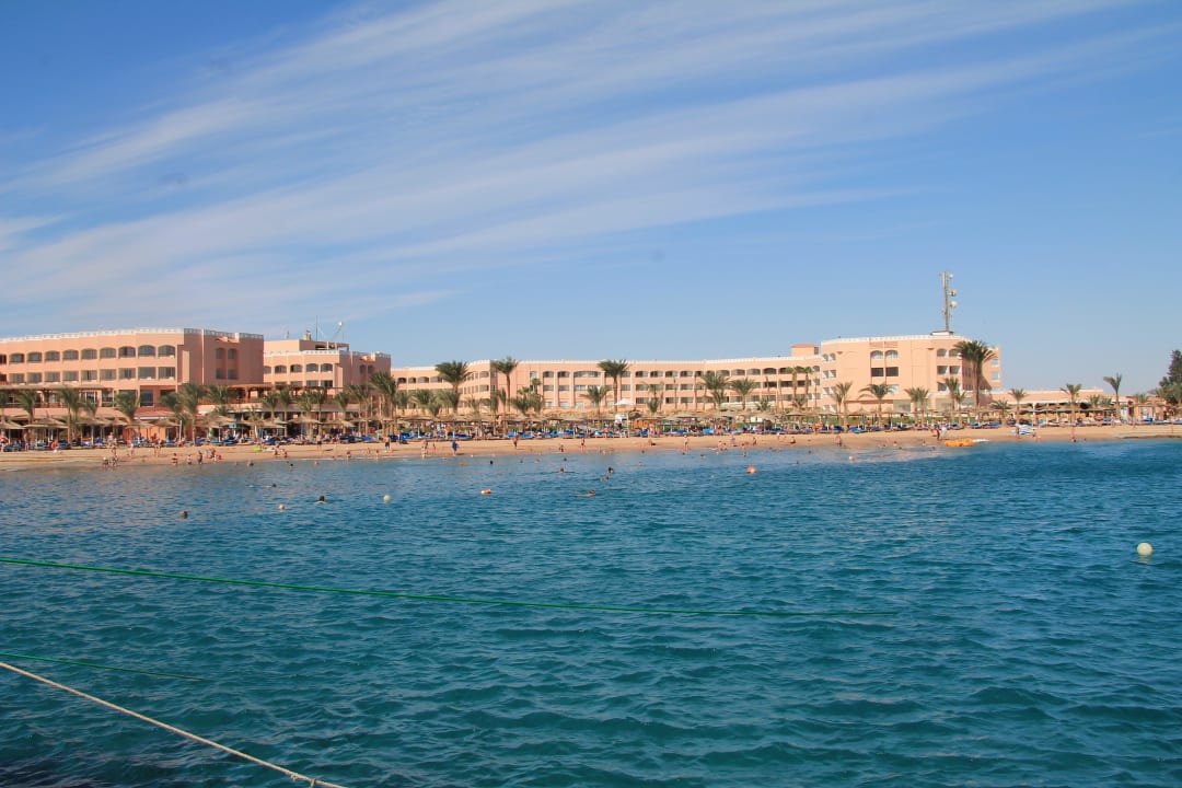 Вид на отель с пирса Beach Albatros Resort
