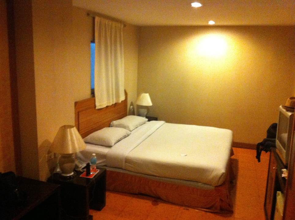 Düster und kaum Licht durch eine Milchglasscheibe Hotel Unico Express @ Sukhumvit