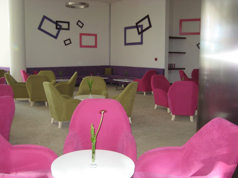 Farbenfrohe Polsermöbel in der Lushbar Hotel Baia Lara