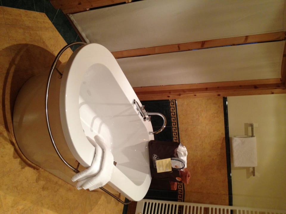 Badewanne mitten im Bad Quellenhof Luxury Resort Passeier