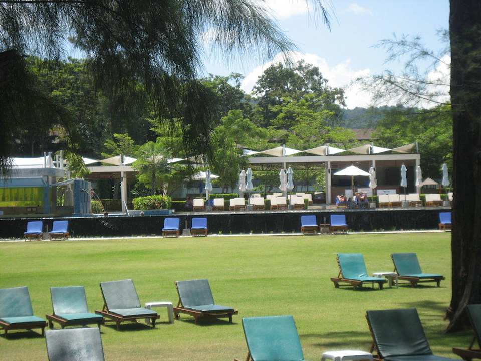 Garten mit ausreichende Liegen Dusit Thani Krabi Beach Resort