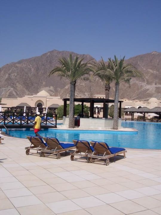 Ein Teil-Blick auf den großen Pool Miramar Al Aqah Beach Resort