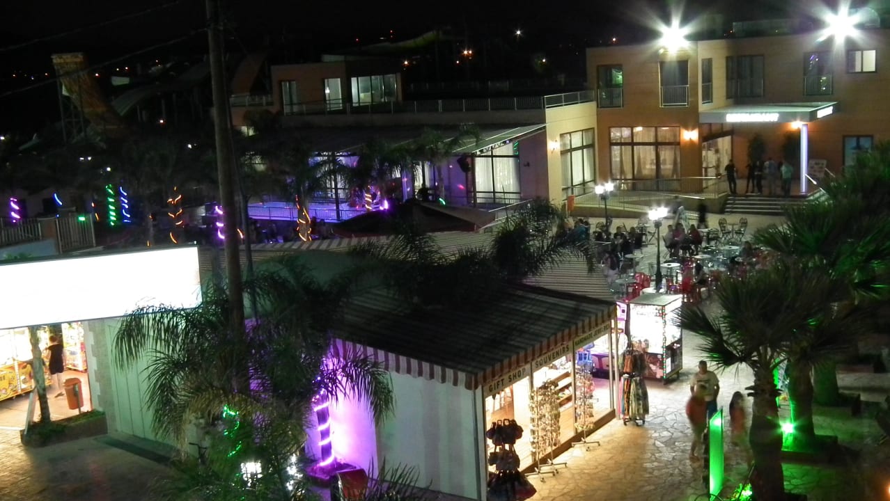 Wieczorem Caretta Beach Resort & WaterPark