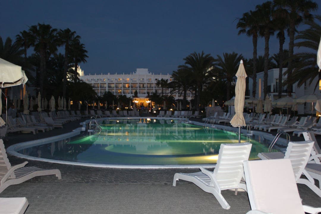 Poolanlage abends Hotel Riu Palace Meloneras