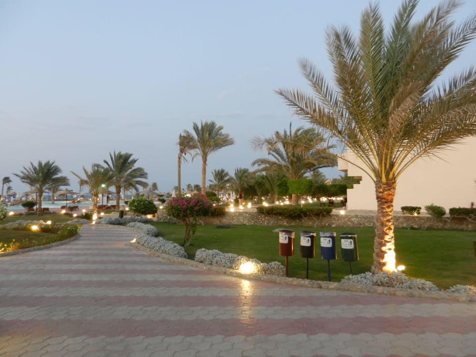 Teil der Gartenanlage Three Corners Sea Beach Resort