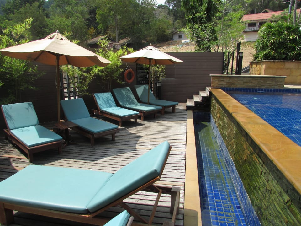 Poolanlage mit Liegen Avani Ao Nang Cliff Krabi Resort