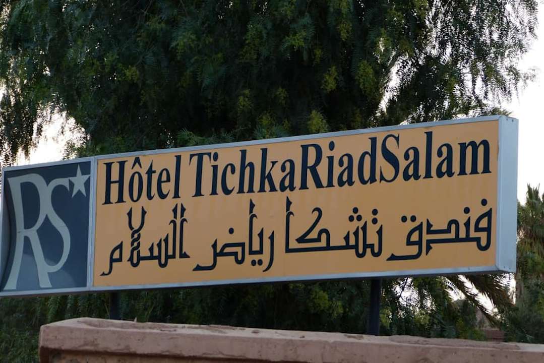 Szyld z nazwą hotelu Riad Tichka Salam