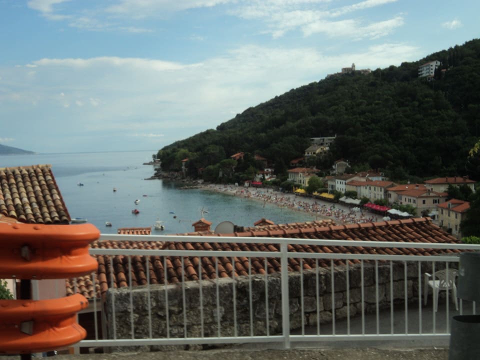 Strand von Hauptstrasse her gesehen Hotel Marina