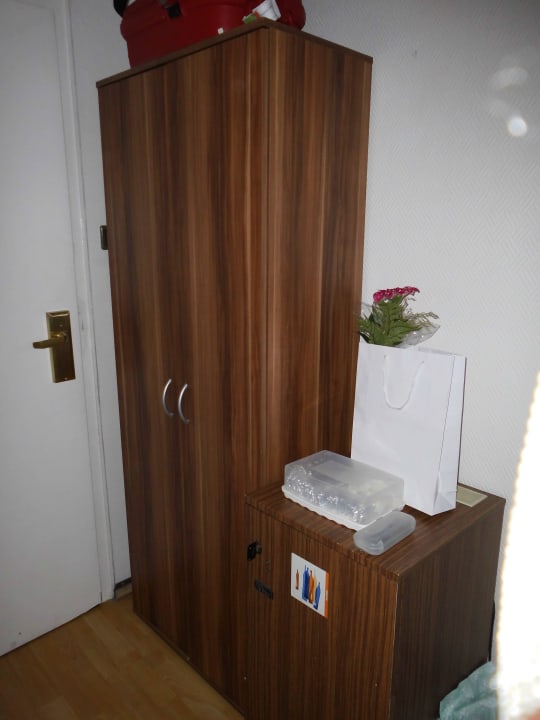 Schrank u. Kühlschrank Hotel Berliner Hof