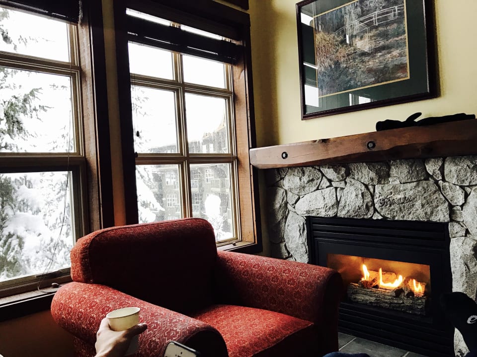 Kamin und gemütliche Couch Hotel Coast Blackcomb Suites