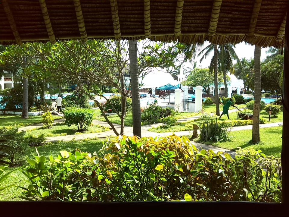 Blick Hauptrestaurant auf Garten Hotel Southern Palms Beach Resort