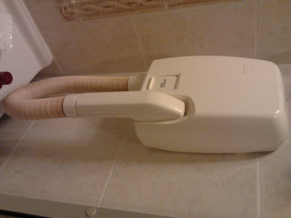 Fön mit vergilbtem Schlauch db San Antonio Hotel + Spa