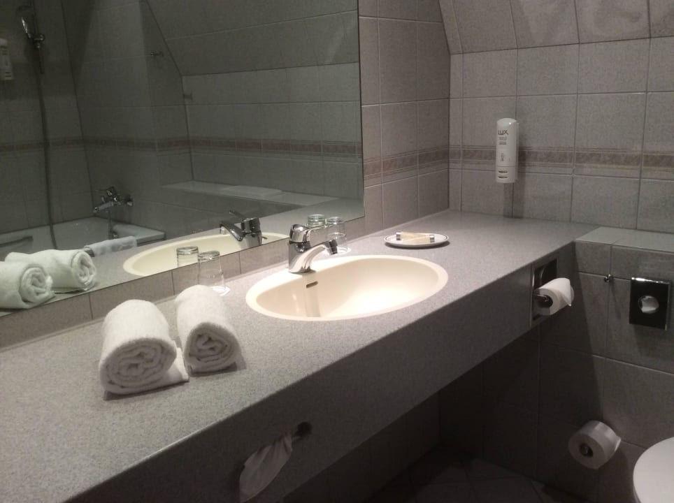 Waschbeckenanlage - leider ohne Handtuchhalter Vienna House Easy Castrop-Rauxel