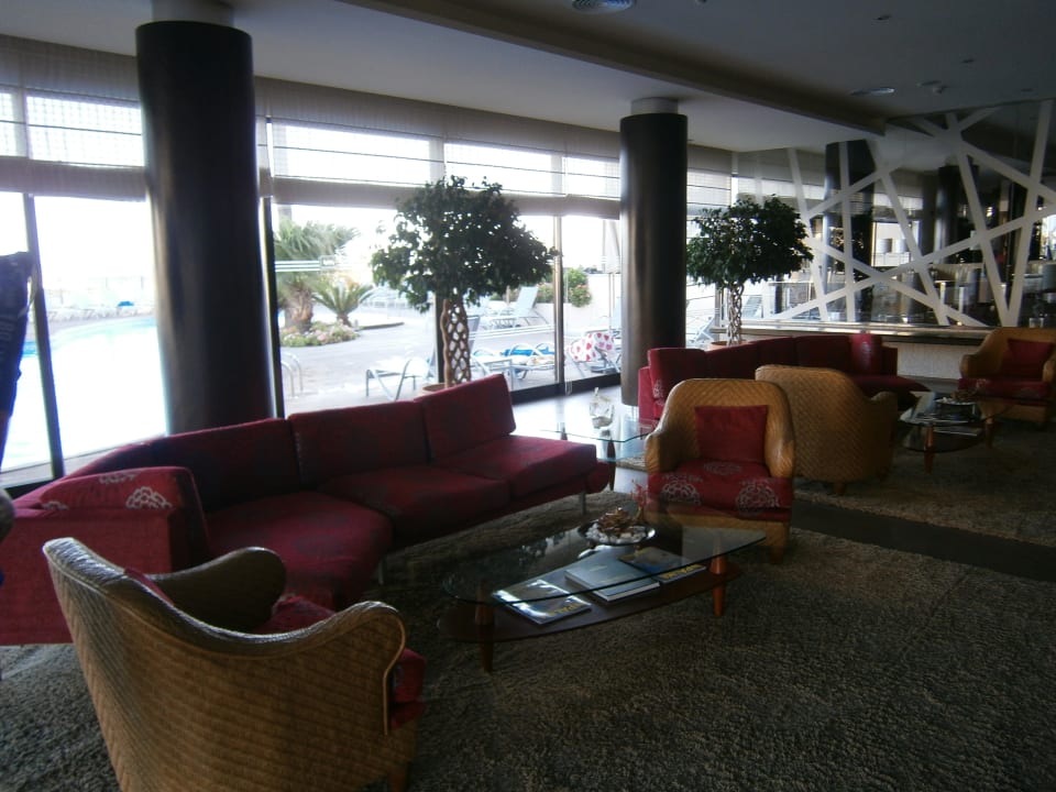 Sitzgelegenheit vis-a-vis der Rezeption AluaSoul Palma