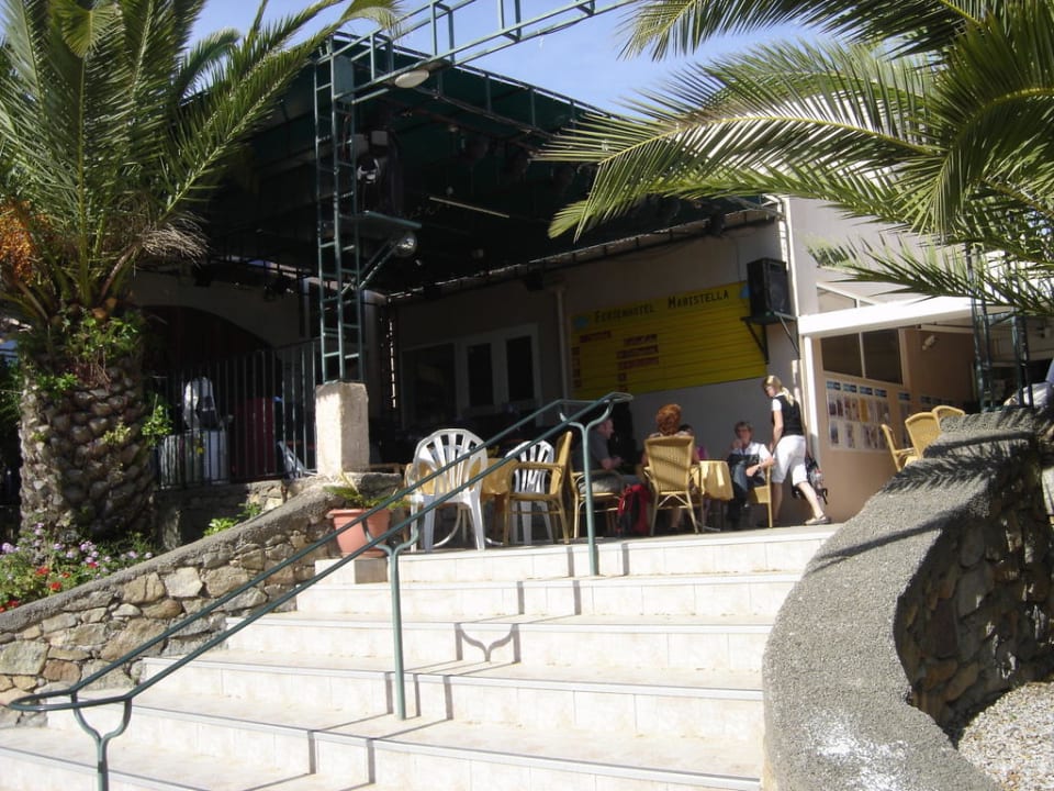 Veranstaltungsbühne und Aufgang zum Restaurant Hotel Maristella