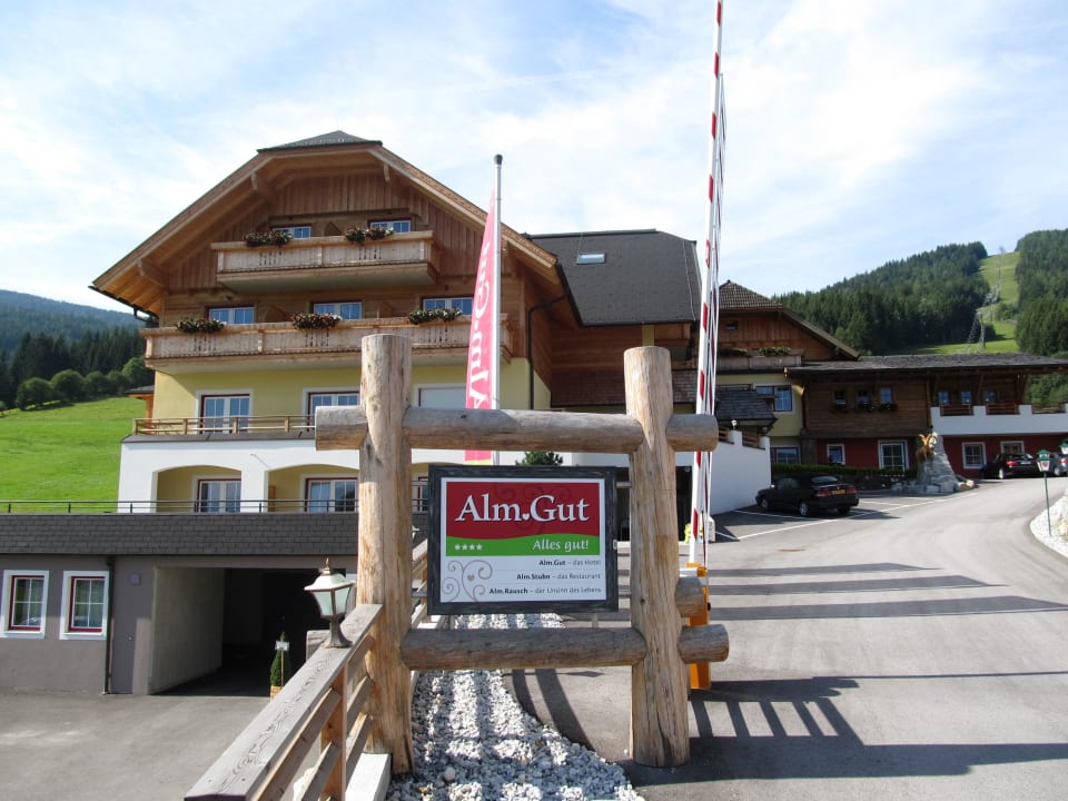 Alm.Gut inmitten grüner Wiesen am Murradweg  ALMGUT Mountain Wellness Hotel