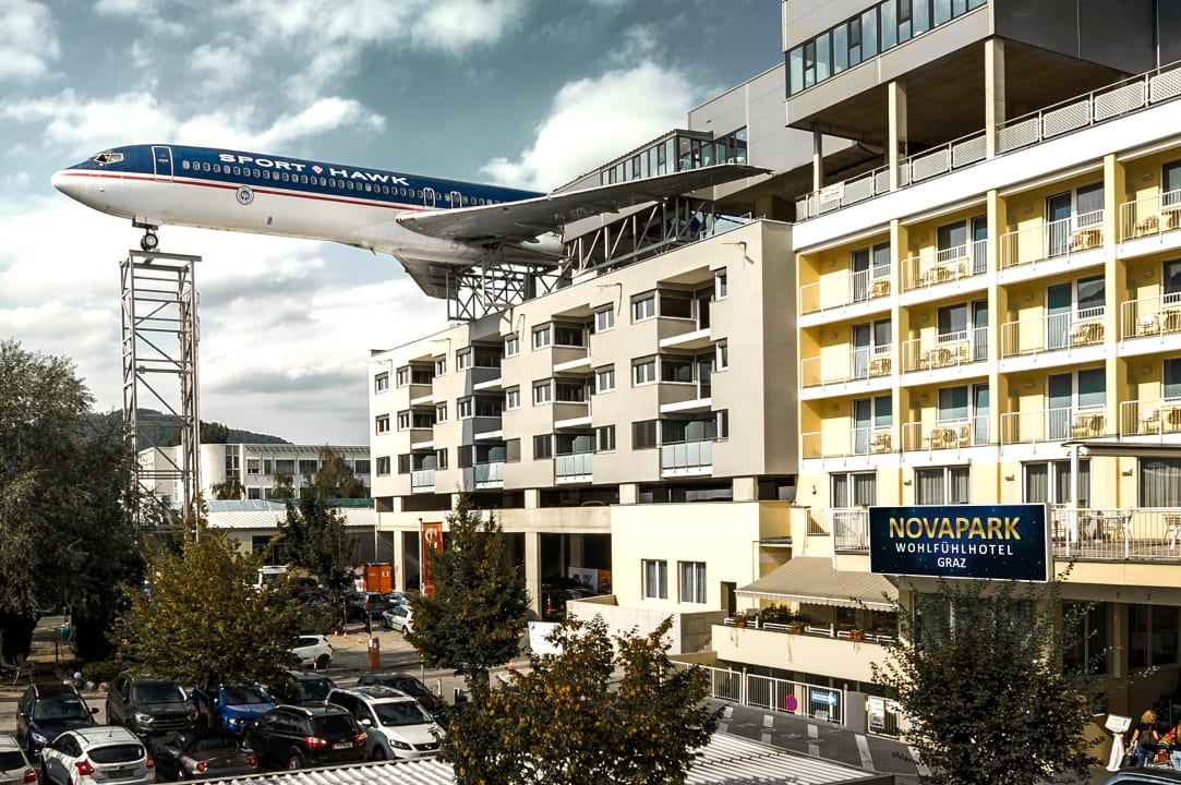 Außenansicht NOVAPARK Flugzeughotel Graz