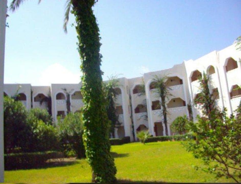 Blick vom Garten zu den Zimmern Mahdia Beach & Aquapark