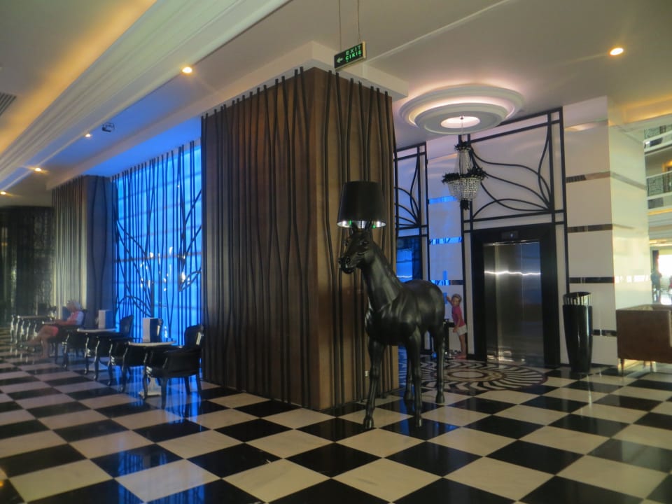 Vor den Fahrstühlen in der Lobby Hotel Delphin Imperial