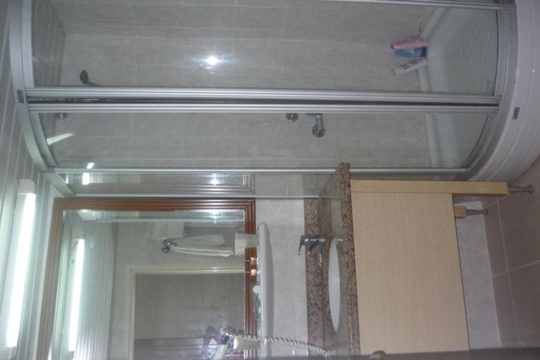 Sehr sauberes, modernes Bad mit Dusche und WC Club Hotel Mirabell